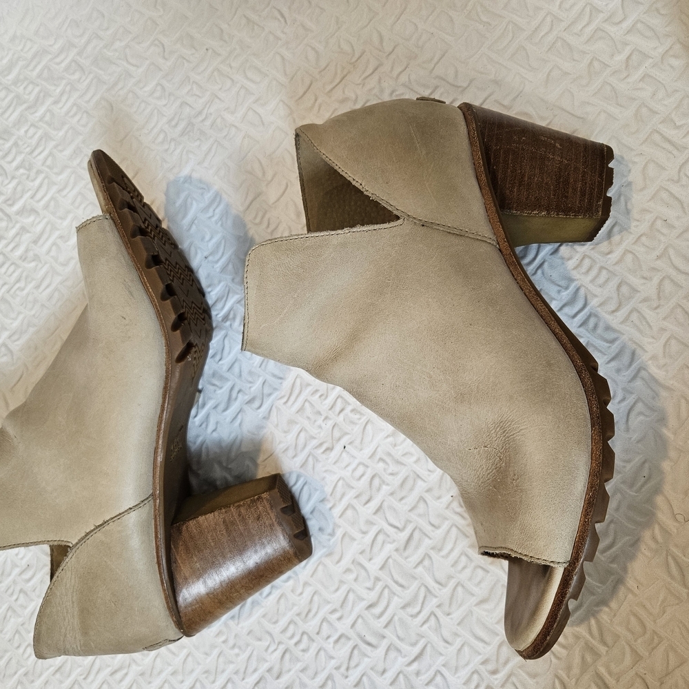 Sorel Tan Ankle Booties with Chunky Heel - Picture 5 of 9
